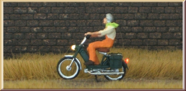 H0 Mofa Fahrerin mit Latzhose und Helm (Beleuchtete Miniaturen 878202)